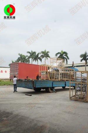 上?？蛻舳ㄖ频臏u流洗菜機及相關生產(chǎn)線組合設備發(fā)貨了...