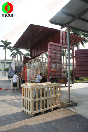 一批蔬果加工處理設(shè)備順利裝車出貨，目的地山東