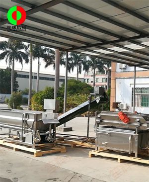 廣東江門(mén)客戶(hù)訂購(gòu)的渦流洗菜機(jī)及氣泡洗菜機(jī)裝車(chē)發(fā)貨