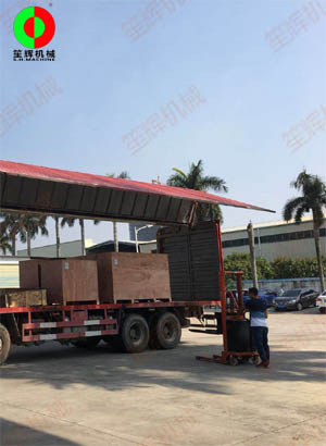 印尼經(jīng)銷定購的一批氣泡洗菜機和毛輥機配件裝車出貨