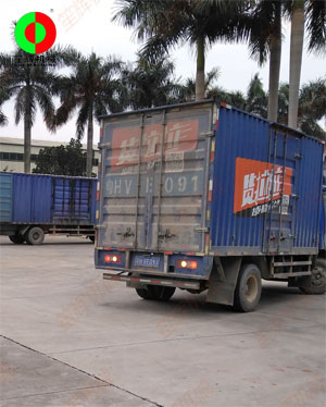貨物已堆放到停車棚，三臺貨車扎堆裝車！