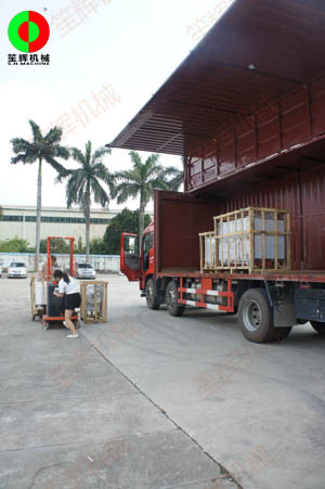 客戶訂購的一批蔬果清洗切割加工機(jī)械裝車出貨！