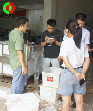 知名企業(yè)客戶考察公司現(xiàn)場,并測試大蒜加工生產(chǎn)設(shè)備！
