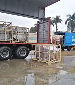 停雨間隙，抓緊時間兩車同時裝車發(fā)貨！