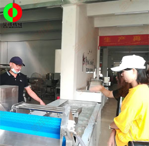 客戶親臨我司考察，測試蔬果切割清洗等設(shè)備！