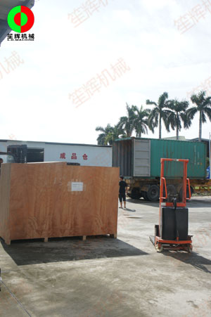 大型洗菜設(shè)備裝柜發(fā)往海外客戶！
