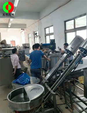 客戶現(xiàn)場(chǎng)測(cè)試排骨切丁、清洗、連續(xù)式脫水系統(tǒng)生產(chǎn)線！