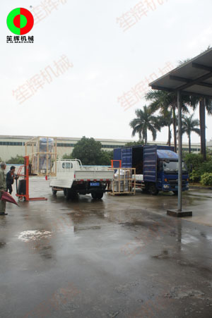 土豆削皮機(jī)等一批蔬果食品加工處理機(jī)械裝車出貨！