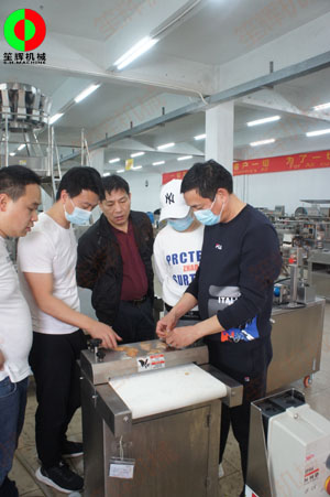 山東客戶一行親臨我司考察，購買魷魚去皮、魷魚切圈等水產(chǎn)加工設備！