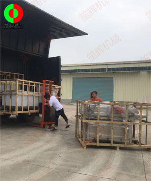 五一假期前多臺洗菜機設(shè)備裝車發(fā)貨！