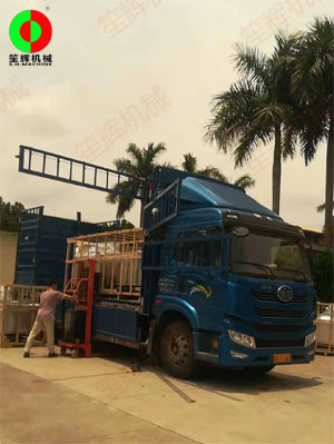 客戶訂購的多臺(tái)氣泡洗菜機(jī)裝車發(fā)貨，按期交付！