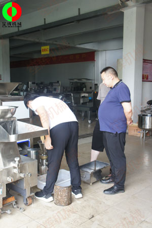 廣西客戶親臨我司考察并測試磨骨機(jī)等一批水產(chǎn)肉類加工機(jī)械！