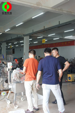 瓜果三維切丁機(jī)測試效果滿意，客戶付款購買隨車運(yùn)走！