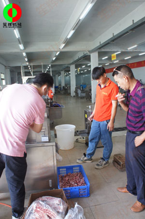 佛山某肉食品加工配送中心客戶一行人親臨我司測試訂購洗排骨機(jī)等設(shè)備！