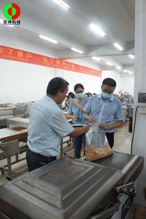 東莞客戶(hù)一行考察我司生產(chǎn)工廠，測(cè)試購(gòu)買(mǎi)真空包裝機(jī)！