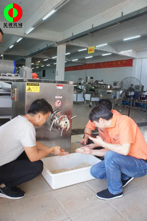 凍肉絞肉機(jī)嘗試處理牛筋，客戶滿意物料加工效果！