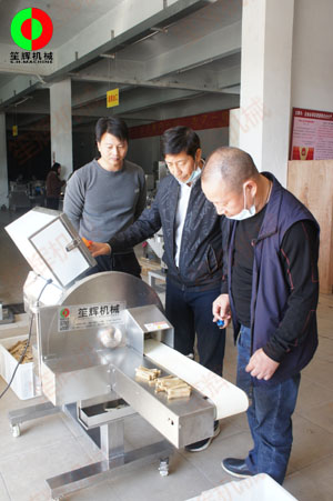 客戶來司現(xiàn)場(chǎng)測(cè)試酸筍切條加工設(shè)備！