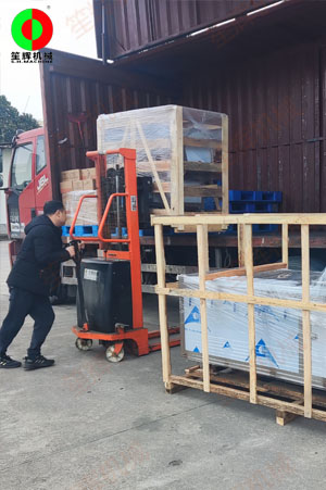 洗菜機(jī)和切菜機(jī)發(fā)往江西客戶(hù)！